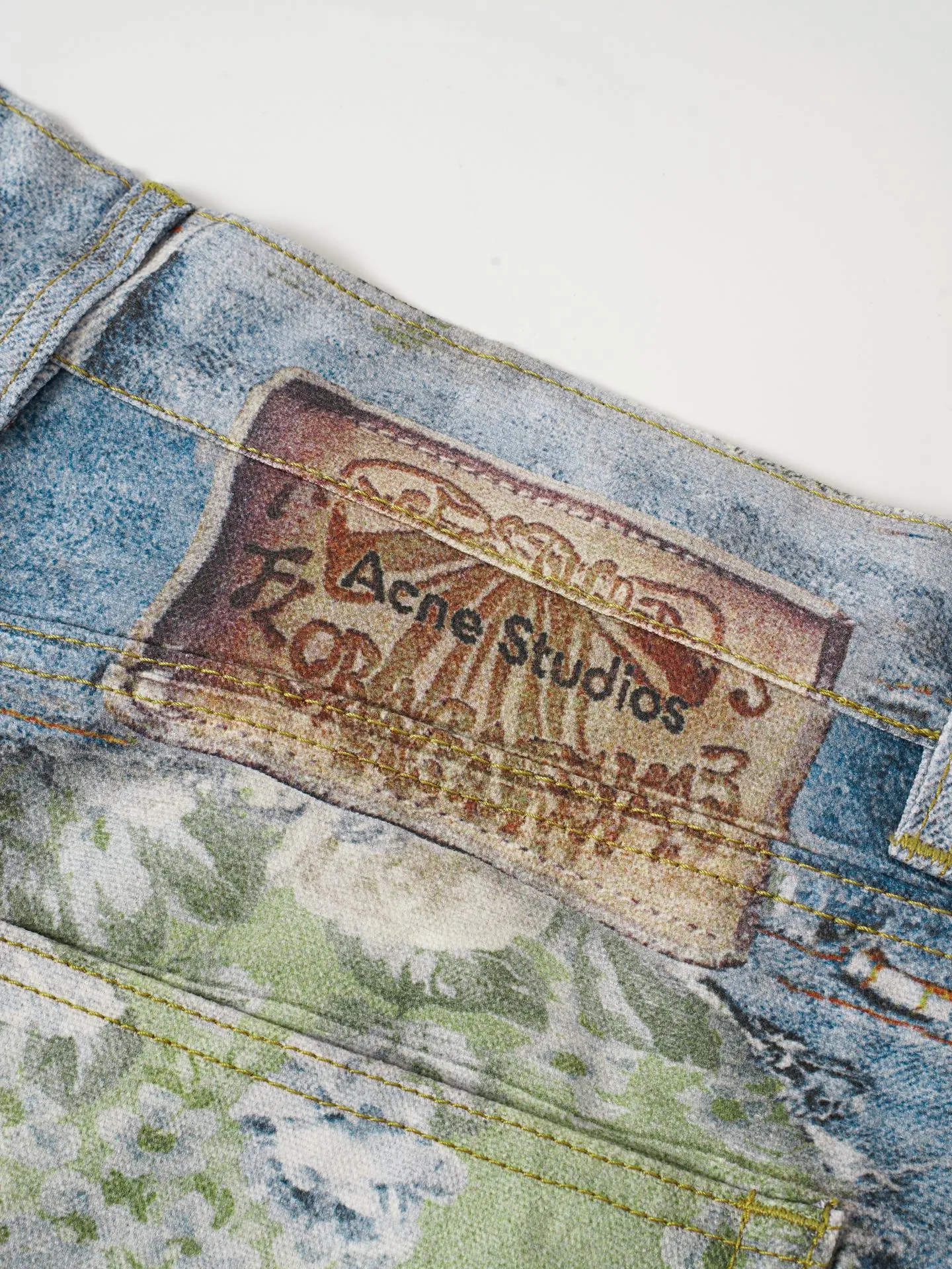Acne Studios M ripped rose print trousers This season is guided by "multi-faceted self-perception" and deconstructs and reorganizes the core element of the rose. This pair of M jeans abandons the traditional flat embroidery and adopts a highly saturated broken rose oil painting print. It combines splash ink and mud-dyed textures to reconstruct a strong visual art on the denim surface, using the brand's iconic Trompe Loeil's trompe l'oeil printing technology "prints" roses on the trousers. From a distance, it looks like a three-dimensional superposition and peeling oil painting texture. From a closer look, you can feel the original fabric texture of denim, achieving a balance between visual thickness and lightweight wearing. It uses low-elastic brushed denim fabric (to make it easier to wear). Good support for 3D printed three-dimensional effect), with Classic five-pocket structure, button placket and leather back brand logo, mid-low-rise straight trousers, and the upper body has a Nordic Retro and high-street lazy atmosphere. It is a core item for summer layering, Citywalk and street style. Size: S-XL
